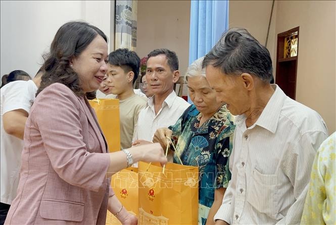 Phó Chủ tịch nước thăm, tặng quà Mẹ Việt Nam anh hùng và người có công tại Quảng Trị -0
