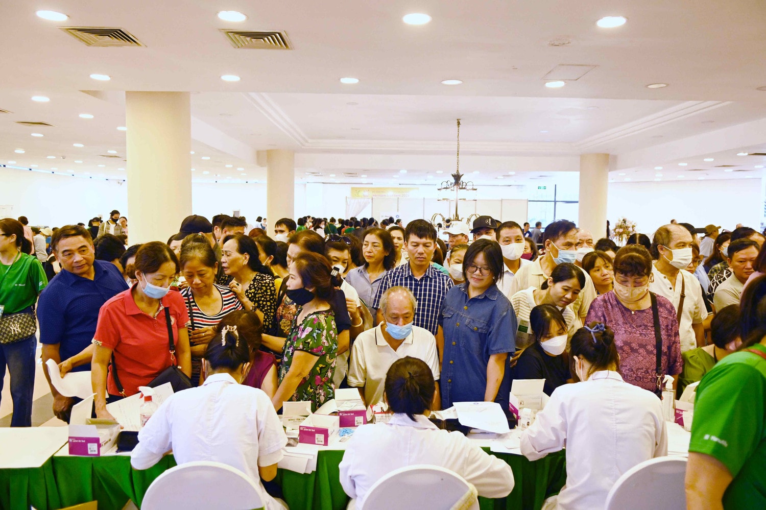 Người dân đăng ký khám, sàng lọc và tư vấn sức khỏe tại ngày hội 1.000 người dân được khám và sàng lọc các bệnh lý về tiêu hóa miễn phí -0