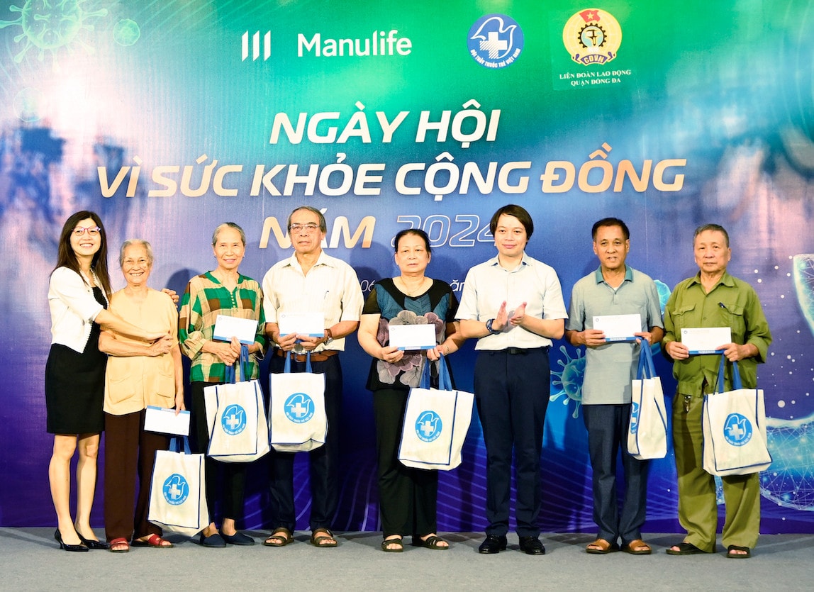 Ban Tổ chức tặng quà cho các gia đại diện các gia đình bệnh nhân mạn tính có hoàn cảnh khó khăn 1.000 người dân được khám và sàng lọc các bệnh lý về tiêu hóa miễn phí -0