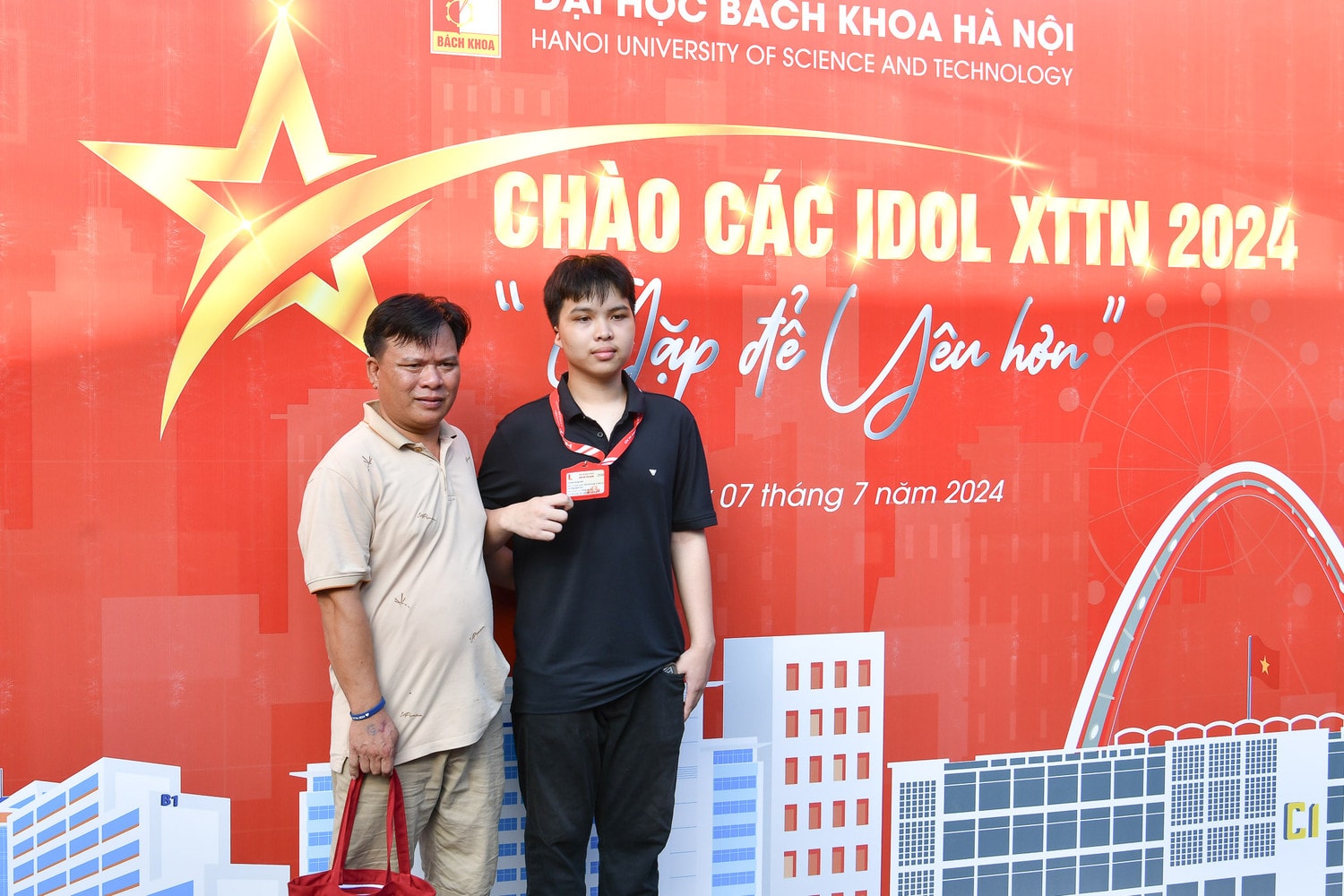Thí sinh và phụ huynh chụp ảnh kỷ niệm tại Ngày hội "Chào các idol XTTN 2024"