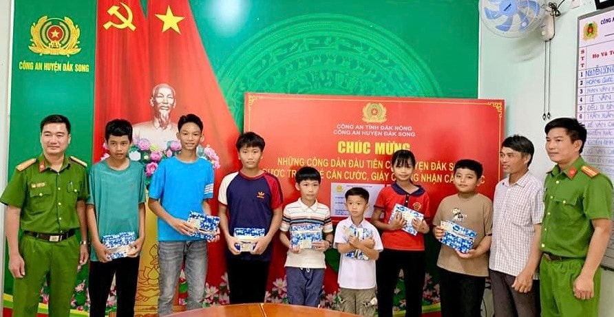 Đắk Nông: Những công dân dưới 14 tuổi đầu tiên được cấp thẻ căn cước -0