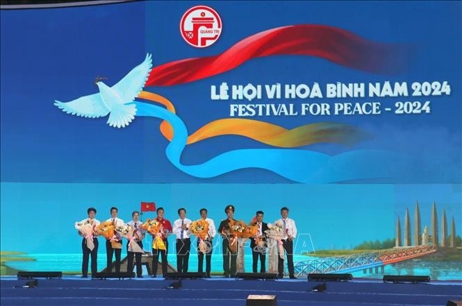 At the opening ceremony of the Festival for Peace 2024 in Quang TRi on July 6 evening (Photo: NA) Quang Tri hosts Festival for Peace 2024 -0
