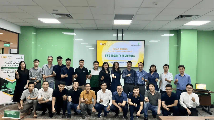 Hình ảnh khai mạc chương trình "Đào tạo về Cloud trên nền tảng Amazon Web Services (AWS)". Ảnh: VCB