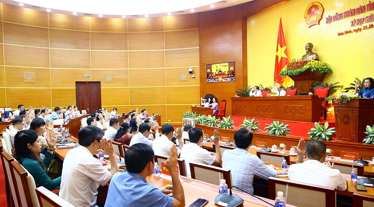 Các đại biểu biểu quyết thông qua 25 nghị quyết tại Kỳ họp thứ 19. Ảnh Hương Lan