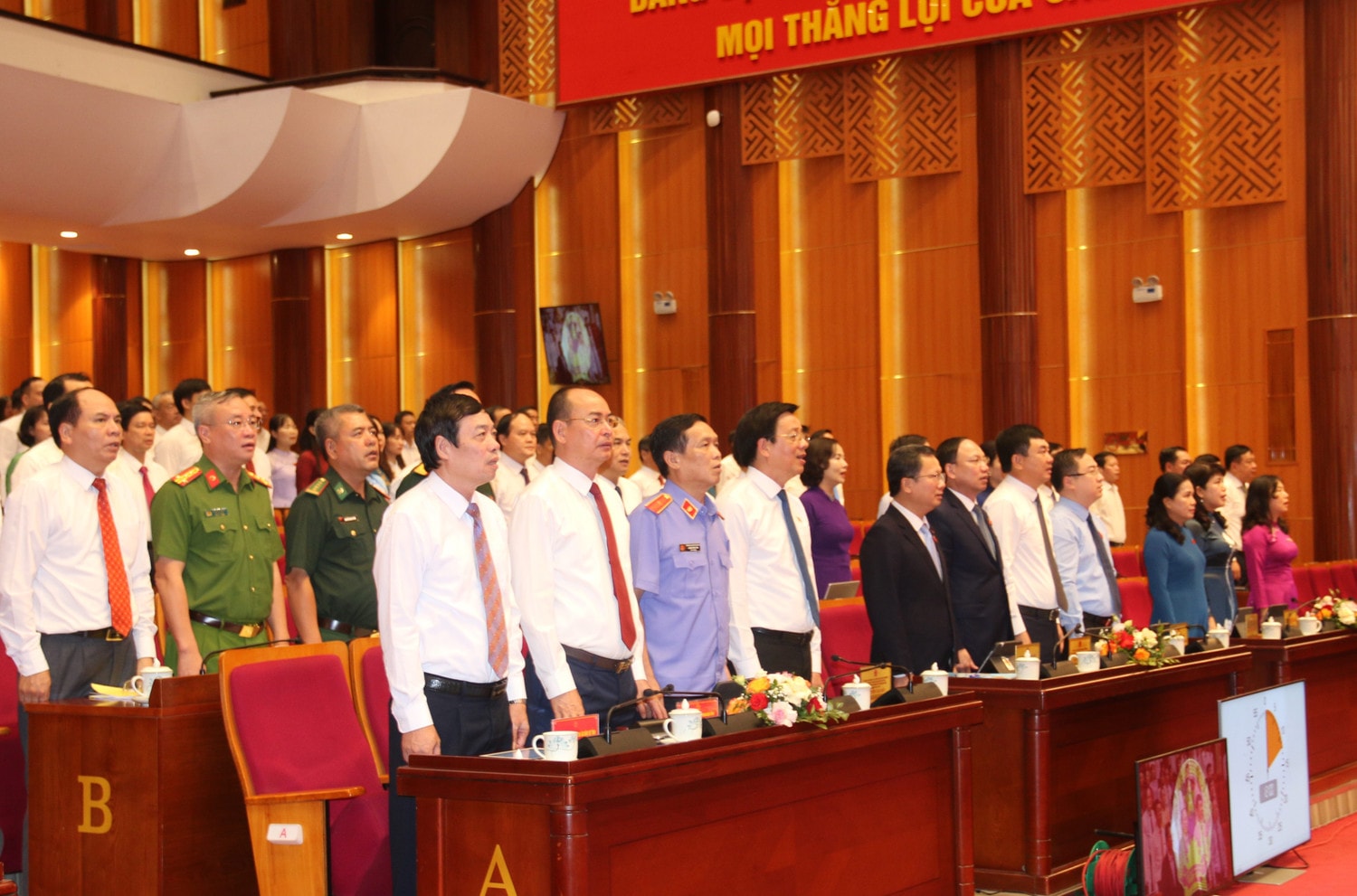 Các đại biểu thực hiện nghi thức chào cờ Tiếp tục đổi mới, sáng tạo, tự lực, tự cường vươn lên, đưa Quảng Ninh phát triển mạnh mẽ, toàn diện hơn nữa vì hạnh phúc của Nhân dân