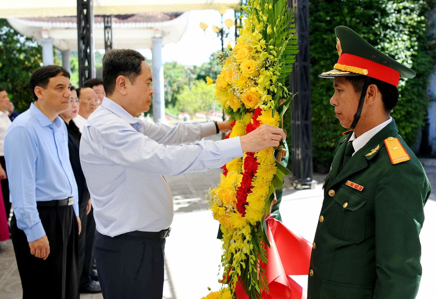 Chủ tịch Quốc hội Trần Thanh Mẫn dâng hương tưởng niệm tại Nghĩa trang Liệt sĩ Quốc tế Việt - Lào