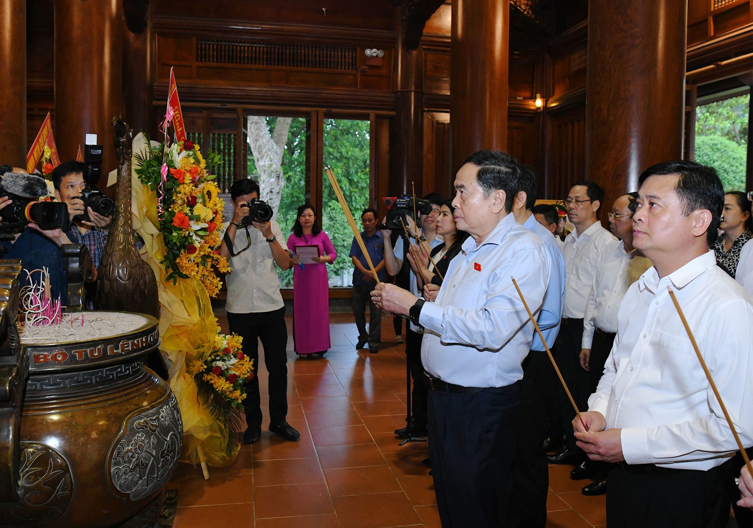 Chủ tịch Quốc hội Trần Thanh Mẫn dâng hương tưởng nhớ Chủ tịch Hồ Chí Minh và tri ân anh hùng liệt sĩ, người có công tỉnh Nghệ An -0