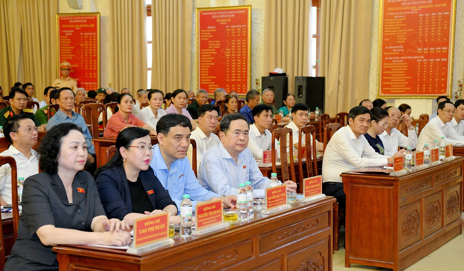 Chủ tịch Quốc hội Trần Thanh Mẫn dâng hương tưởng niệm tại Nghĩa trang Liệt sĩ Quốc tế Việt - Lào