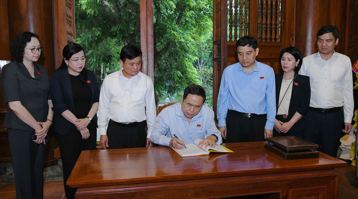 Chủ tịch Quốc hội Trần Thanh Mẫn dâng hương tưởng nhớ Chủ tịch Hồ Chí Minh và tri ân anh hùng liệt sĩ, người có công tỉnh Nghệ An -0