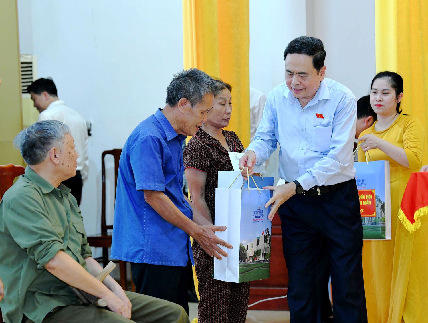 Chủ tịch Quốc hội Trần Thanh Mẫn dâng hương tưởng nhớ Chủ tịch Hồ Chí Minh và tri ân anh hùng liệt sĩ, người có công tỉnh Nghệ An -0