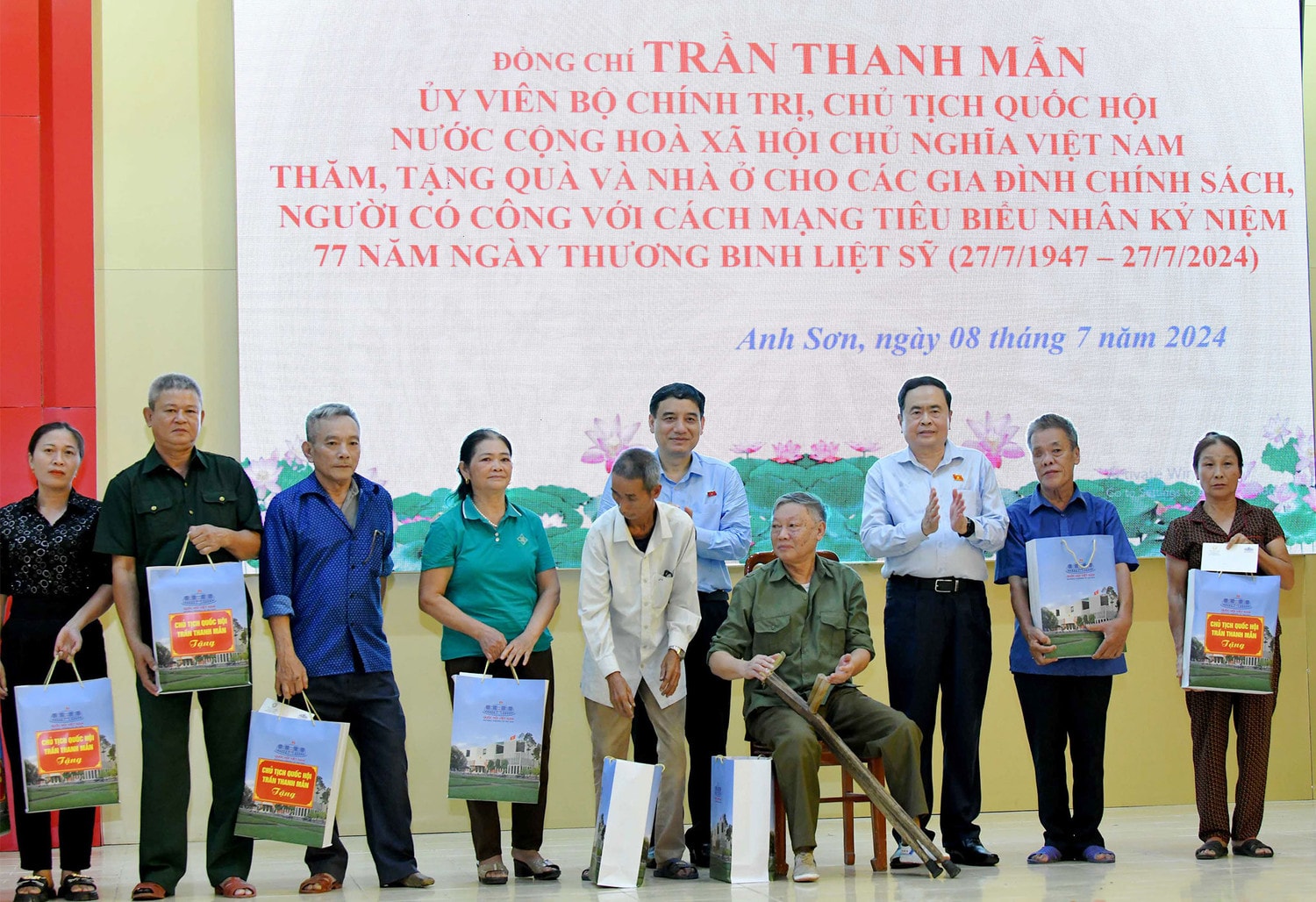 Chủ tịch Quốc hội Trần Thanh Mẫn dâng hương tưởng nhớ Chủ tịch Hồ Chí Minh và tri ân anh hùng liệt sĩ, người có công tỉnh Nghệ An -0