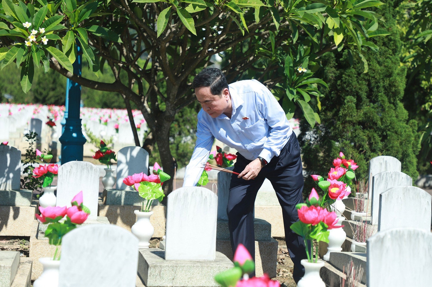 Chủ tịch Quốc hội Trần Thanh Mẫn dâng hương tưởng niệm tại Nghĩa trang Liệt sĩ Quốc tế Việt - Lào
