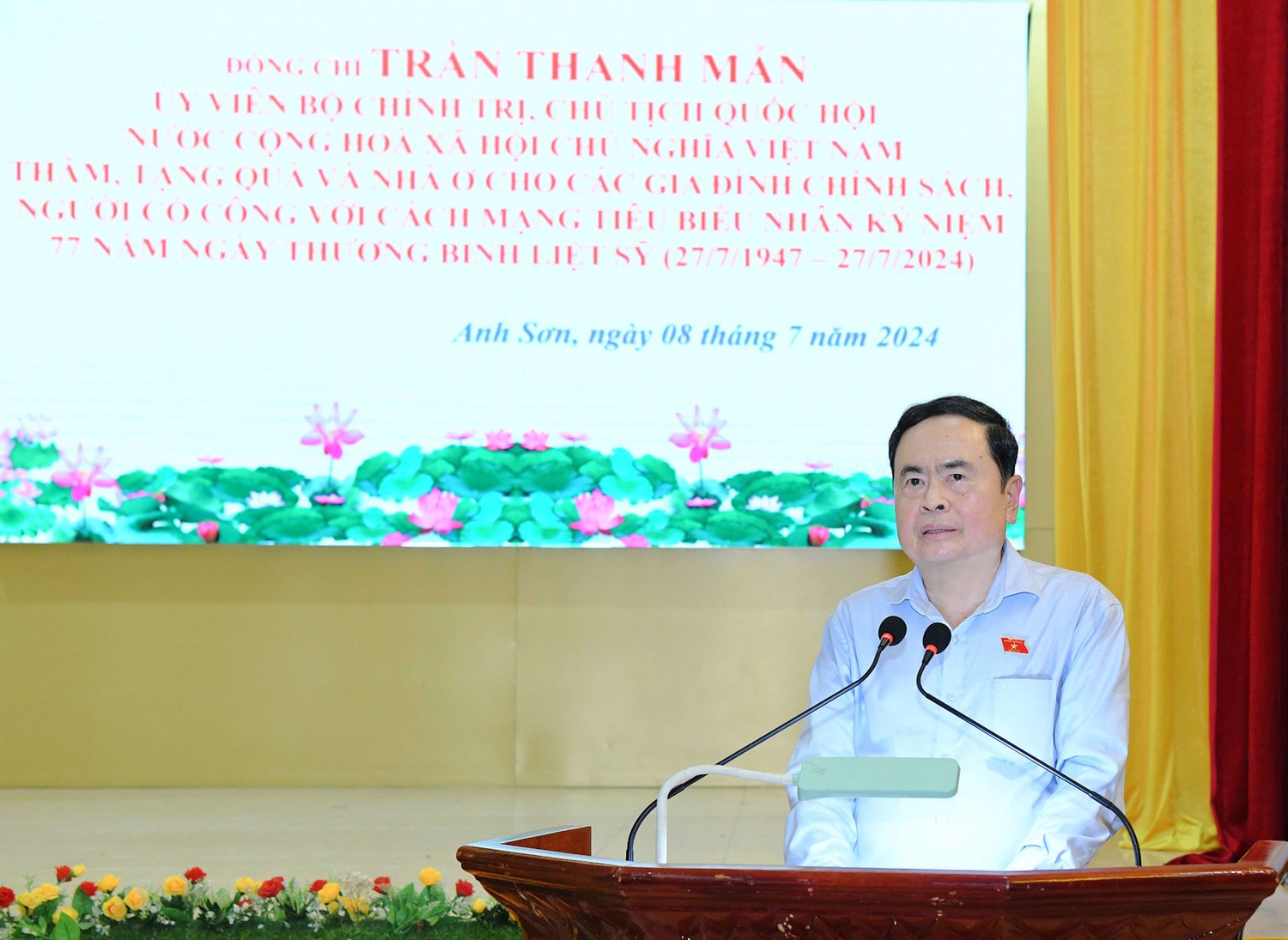 Chủ tịch Quốc hội Trần Thanh Mẫn dâng hương tưởng niệm tại Nghĩa trang Liệt sĩ Quốc tế Việt - Lào