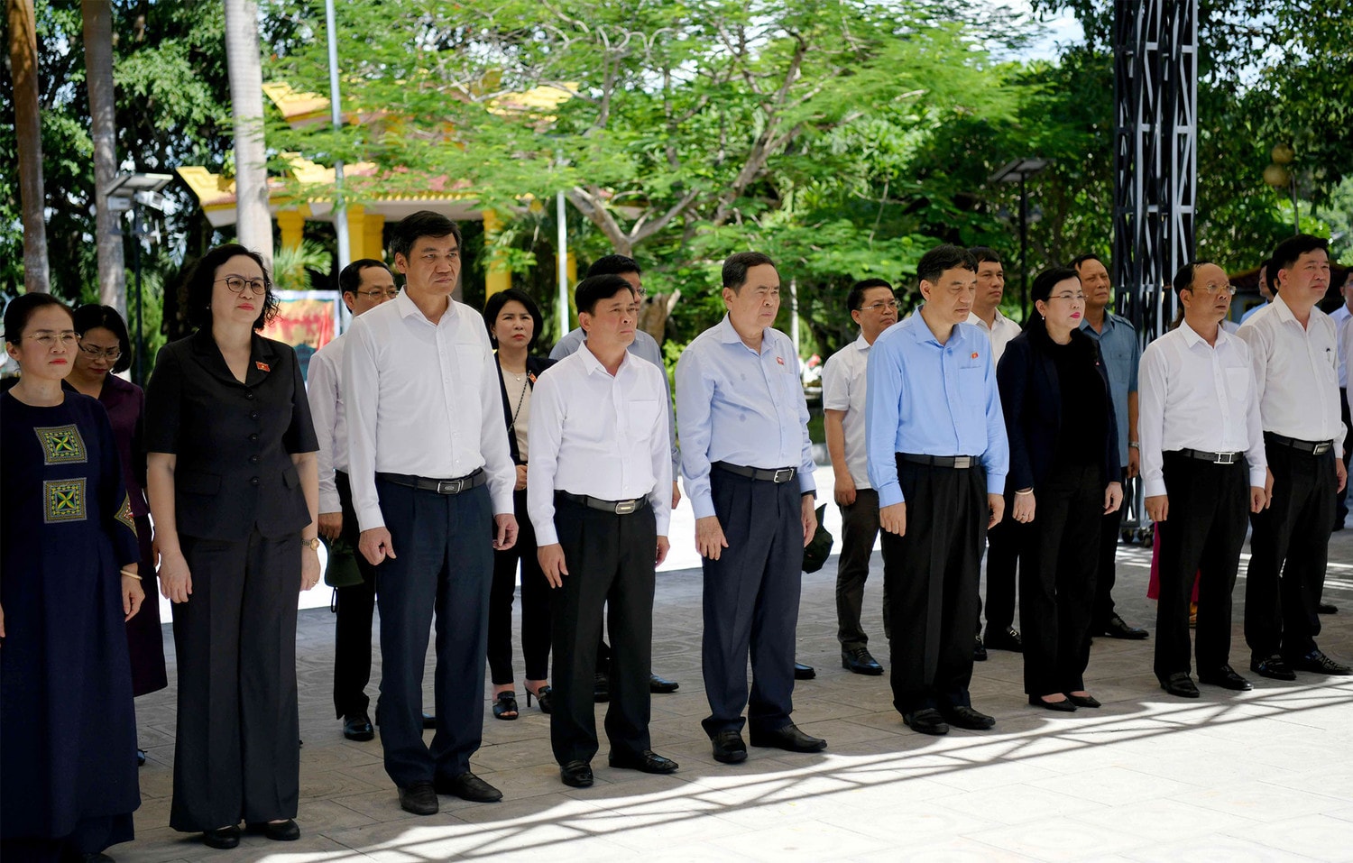 Chủ tịch Quốc hội Trần Thanh Mẫn dâng hương tưởng niệm tại Nghĩa trang Liệt sĩ Quốc tế Việt - Lào