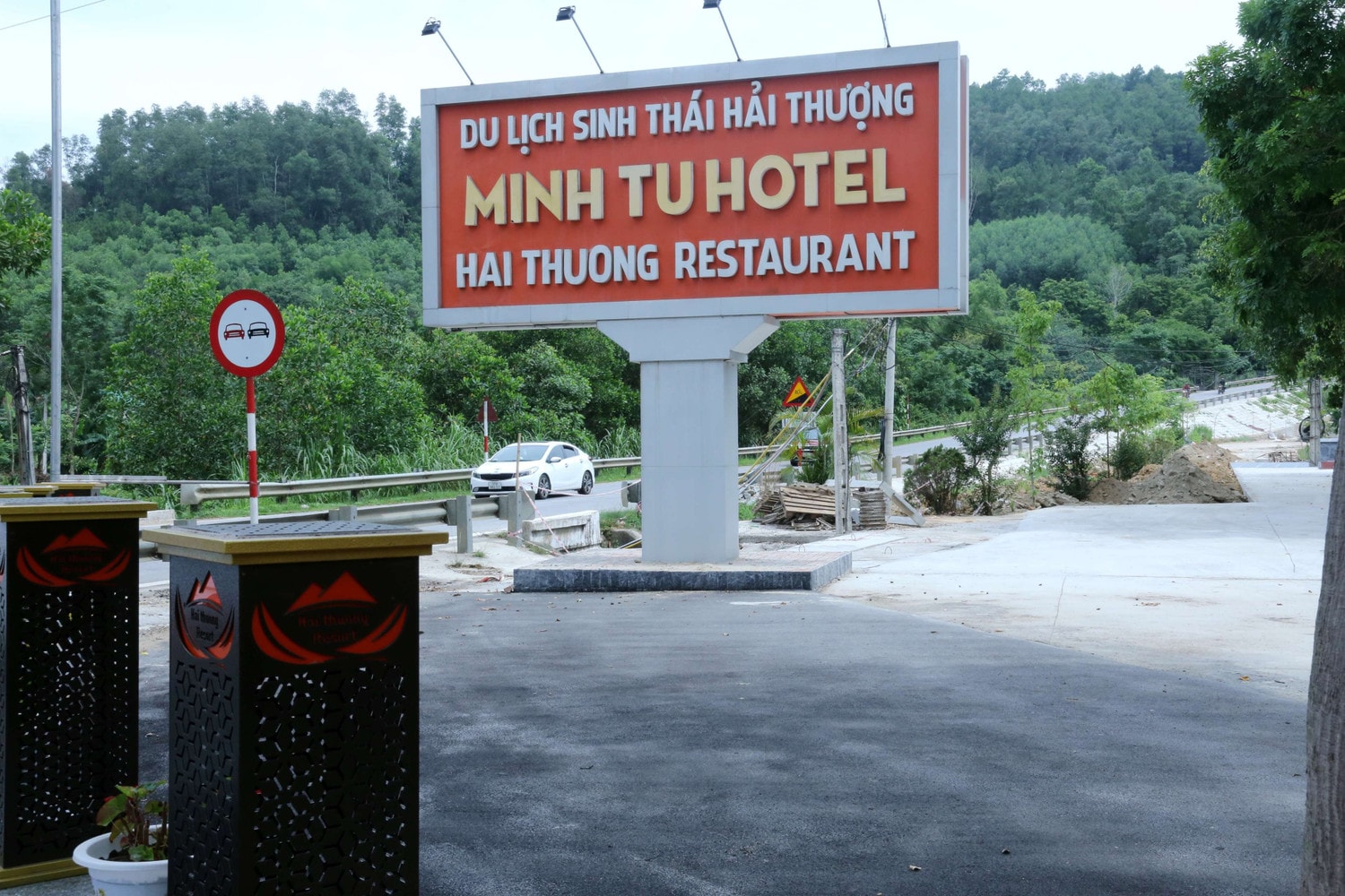 Phần biển bảng gây cản trở tầm nhìn, tiềm ẩn nguy cơ tai nạn giao thông Cần sớm xử lý những hạng mục vi phạm tại Khu du lịch sinh thái Hải Thượng -0