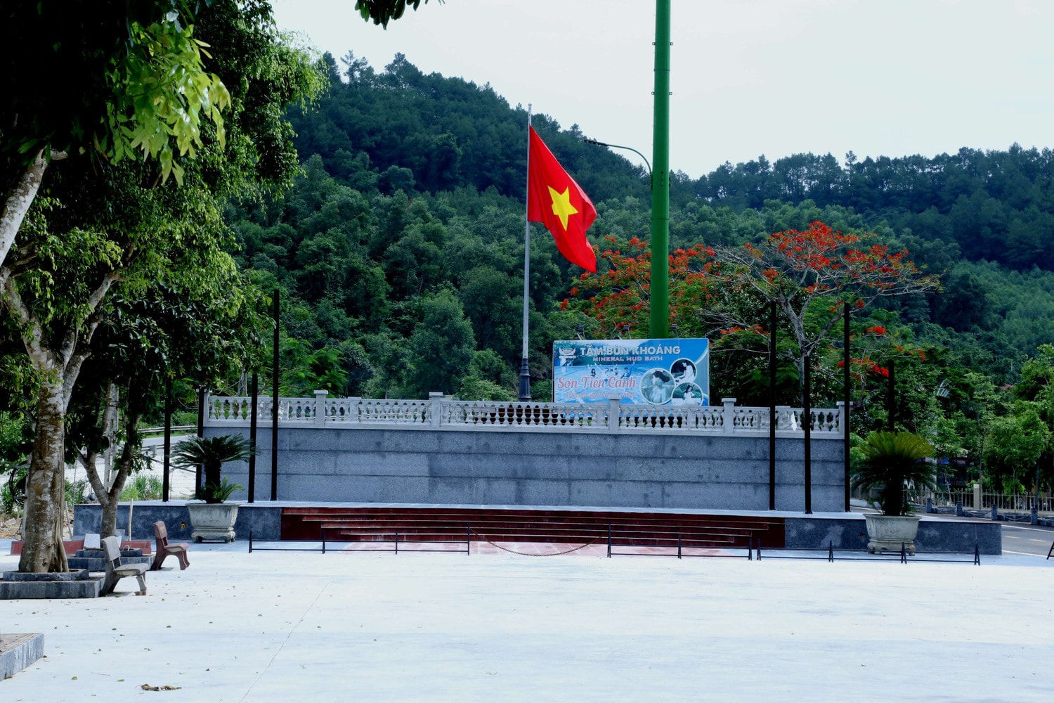 Hạng mục sân khấu xây dựng dựng trong hành lang giao thông đường bộ chưa được tháo dỡ Cần sớm xử lý những hạng mục vi phạm tại Khu du lịch sinh thái Hải Thượng -0