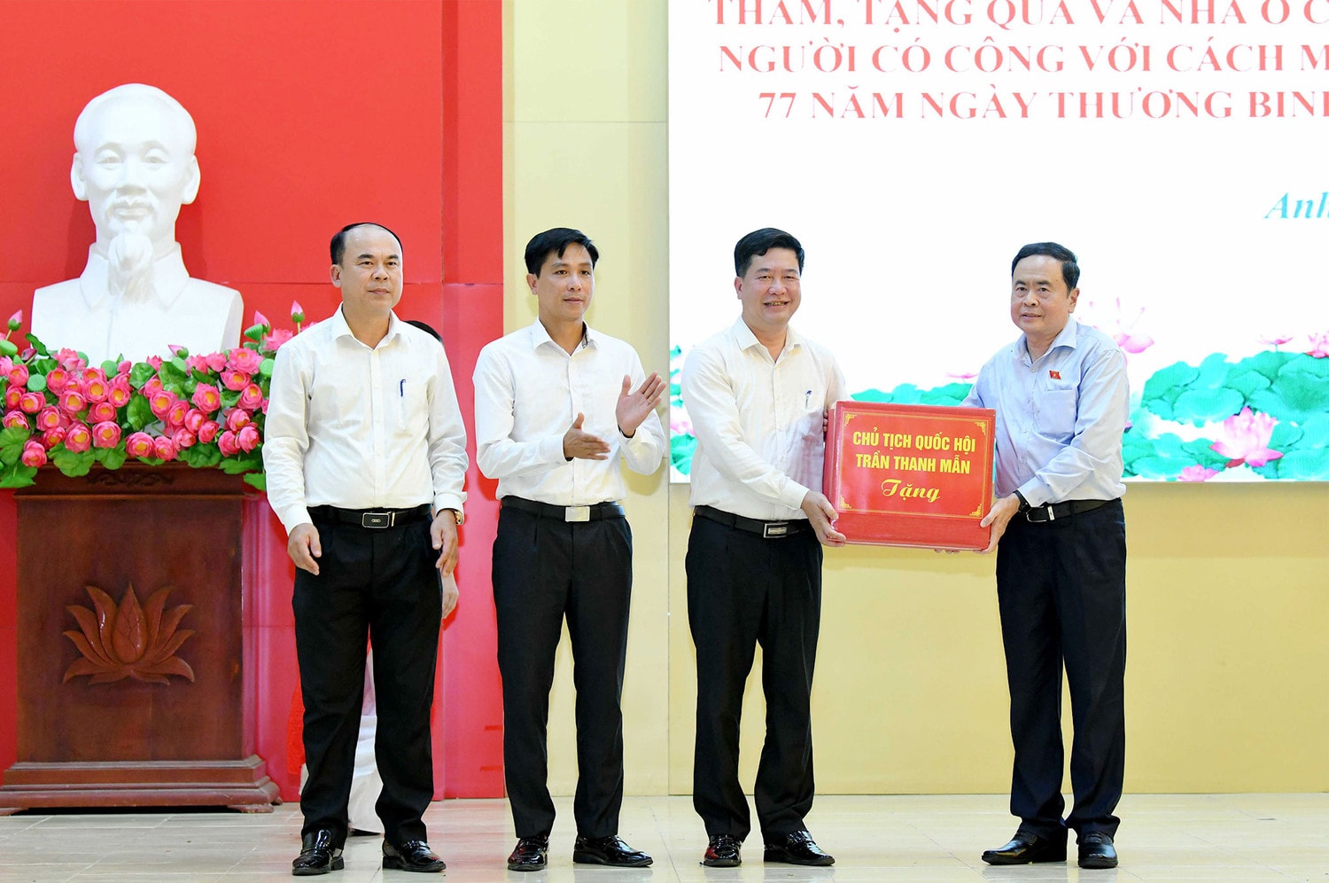 Chủ tịch Quốc hội Trần Thanh Mẫn dâng hương tưởng nhớ Chủ tịch Hồ Chí Minh và tri ân anh hùng liệt sĩ, người có công tỉnh Nghệ An -0