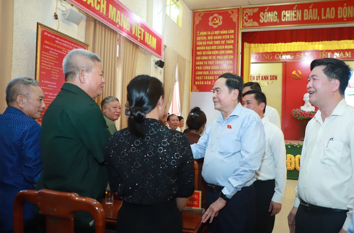 Chủ tịch Quốc hội Trần Thanh Mẫn dâng hương tưởng niệm tại Nghĩa trang Liệt sĩ Quốc tế Việt - Lào