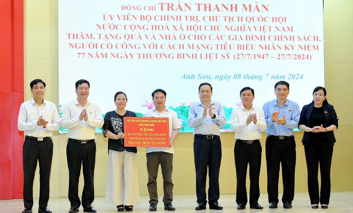Chủ tịch Quốc hội Trần Thanh Mẫn dâng hương tưởng niệm tại Nghĩa trang Liệt sĩ Quốc tế Việt - Lào