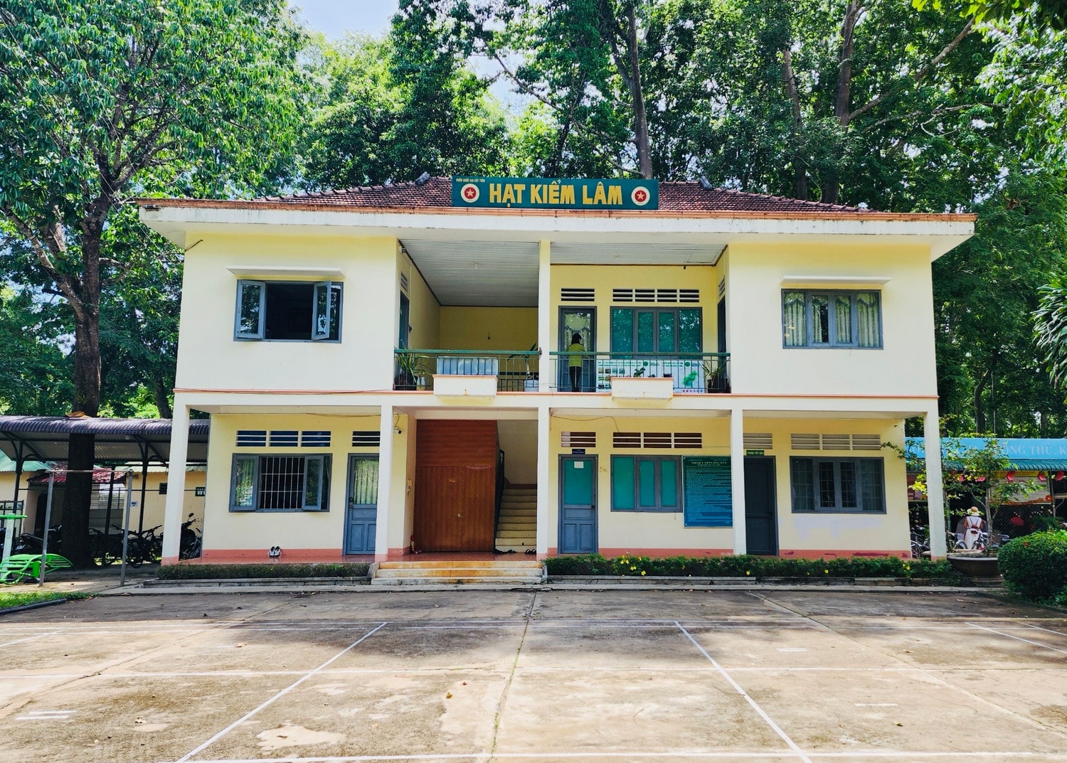 Trạm là nhà, rừng là quê hương -0
