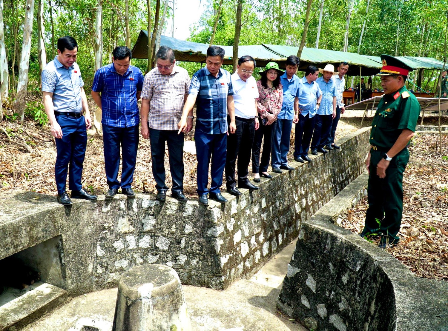 Đoàn khảo sát Ủy ban Quốc phòng và An ninh khảo sát trận địa súng máy phòng không 12,7 mm tại tỉnh Phú Yên sáng 9.7