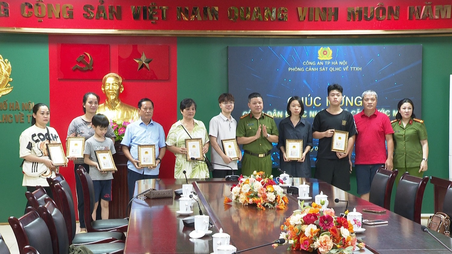 Hà Nội: Những công dân đầu tiên tại Hà Nội được nhận thẻ Căn cước trong niềm vui mừng, phấn khởi -0