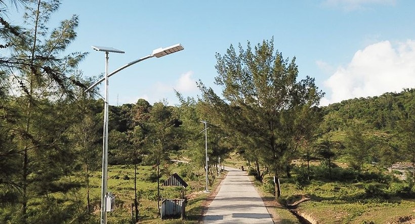 Solar-powered streetlights from the lighting project are installed for testing along a road to Mong Rong rock beach in Co To island district, Quang Ninh province. (Photo: rangdong.com.vn) Solar-powered lighting system developed for borders, islands -0