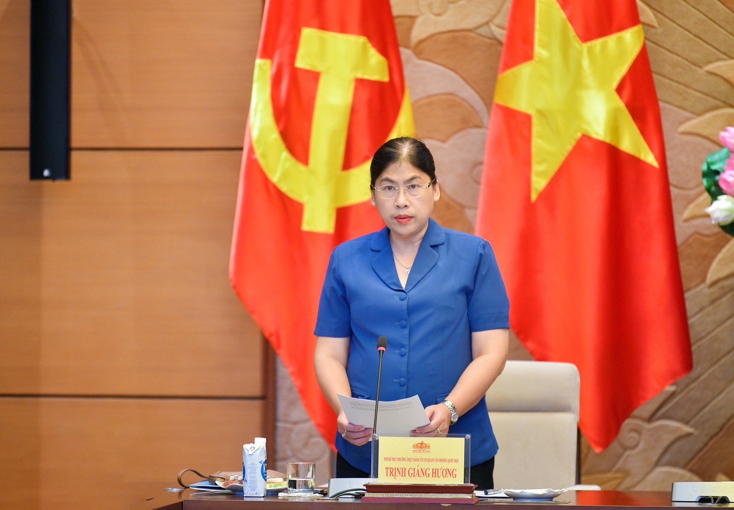 Phó Bí thư Thường trực Đảng ủy cơ quan VPQH Trịnh Giáng Hương phát biểu
