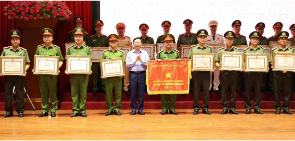 Công an huyện Lạng Giang vinh dự nhận được Cờ thi đua của Chính phủ -0