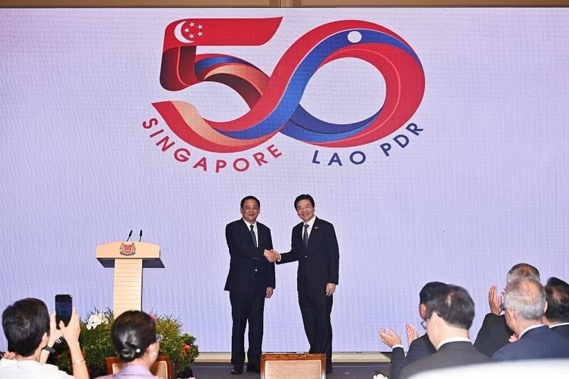 Singaporean PM Lawrence Wong (R) and his Lao counterpart Sonexay Siphandone (Photo: Straitstimes) Laos, Singapore sign deals on education, carbon credit -0