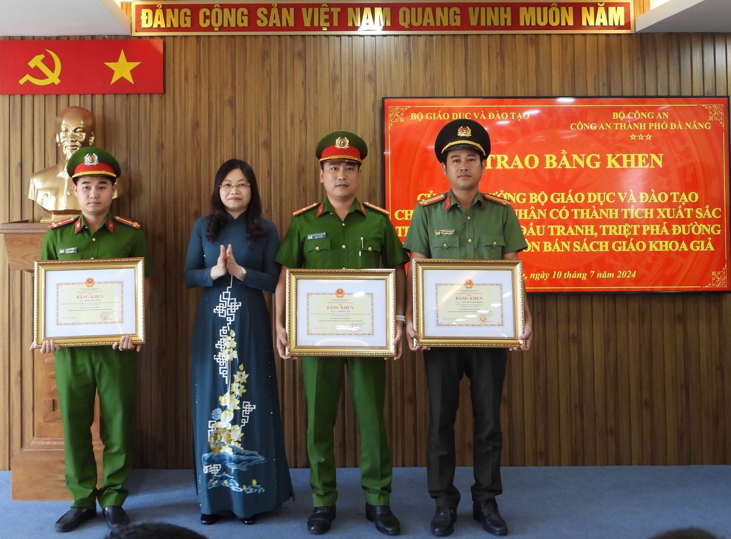Tặng Bằng khen của Bộ trưởng Bộ Giáo dục và Đào tạo cho các cá nhân thuộc Công an TP. Đà Nẵng Phá đường dây sách giả, Công an Đà Nẵng được Bộ Giáo dục và Đào tạo tặng Bằng khen -0