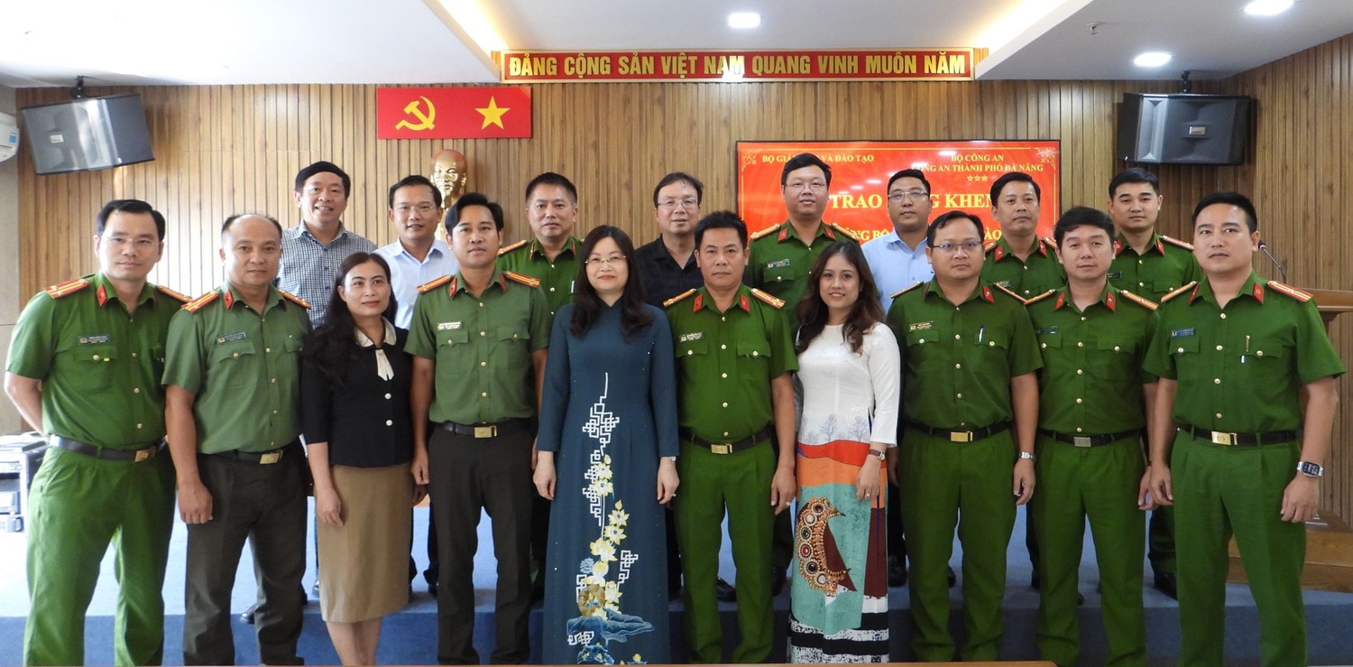 Đoàn công tác của Bộ Giáo dục và Đào tạo chúc mừng Công an TP. Đà Nẵng Phá đường dây sách giả, Công an Đà Nẵng được Bộ Giáo dục và Đào tạo tặng Bằng khen -0