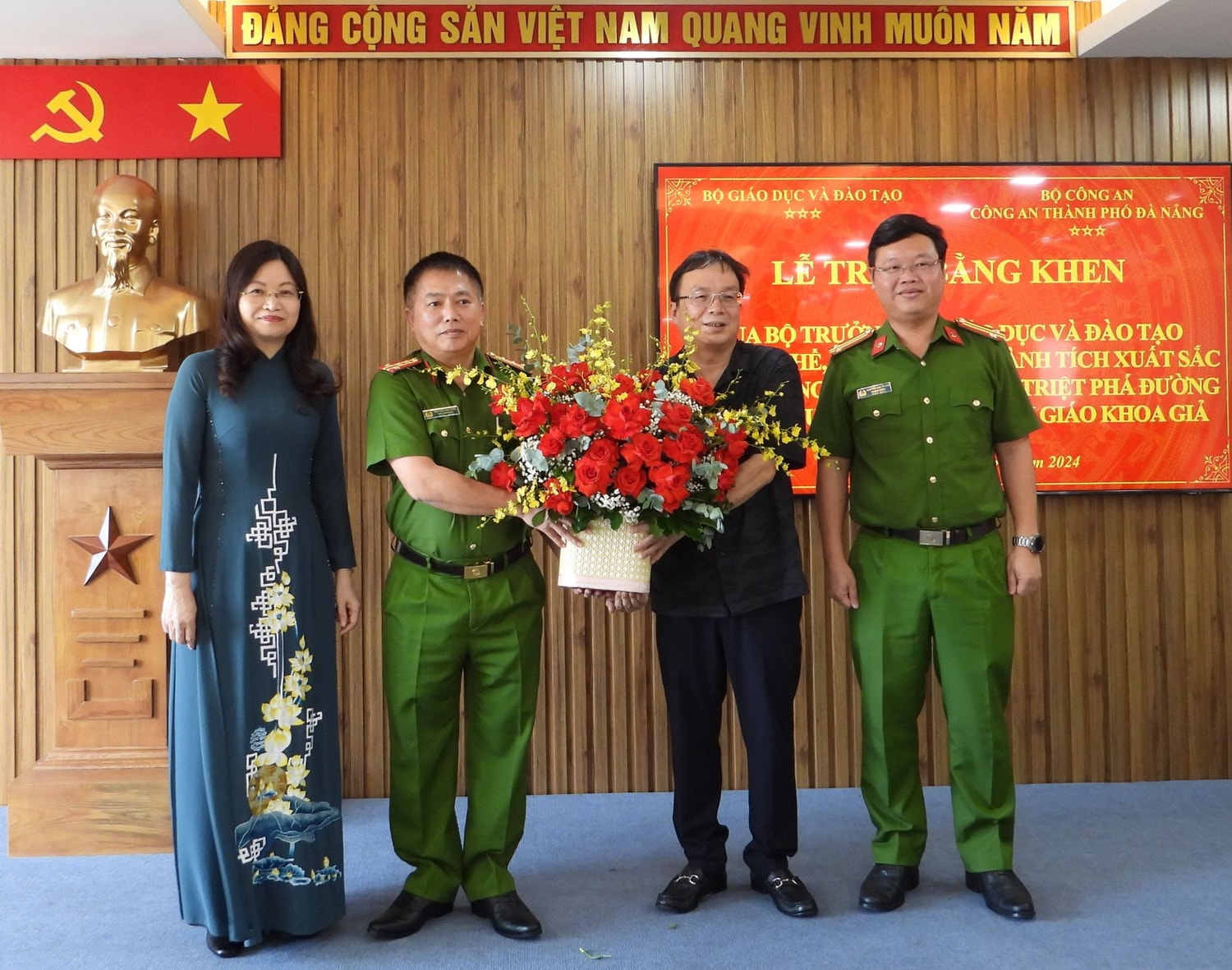 Đại diện Bộ Giáo dục và Đào tạo tặng hoa chúc mừng chiến công của Công an TP. Đà Nẵng Phá đường dây sách giả, Công an Đà Nẵng được Bộ Giáo dục và Đào tạo tặng Bằng khen -0