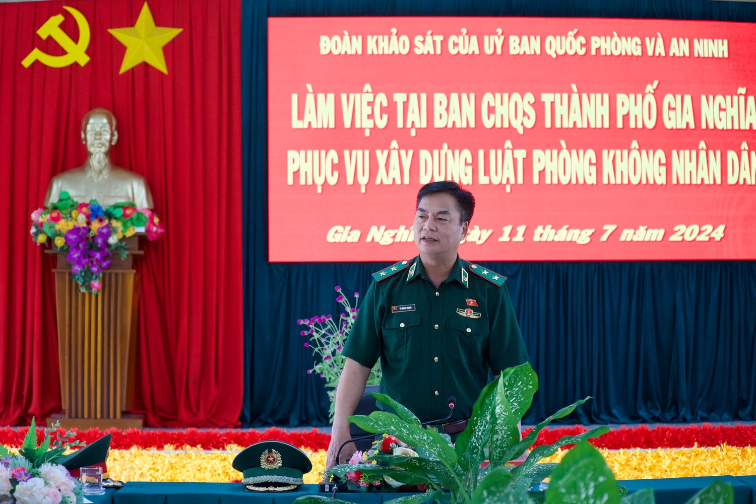 Phó chủ nhiệm Ủy ban Quốc phòng và An ninh, Trung tướng Đỗ Quang Thành phát biểu tại cuộc làm việc với Ban Chỉ huy Quân sự TP. Gia Nghĩa sáng 11.7