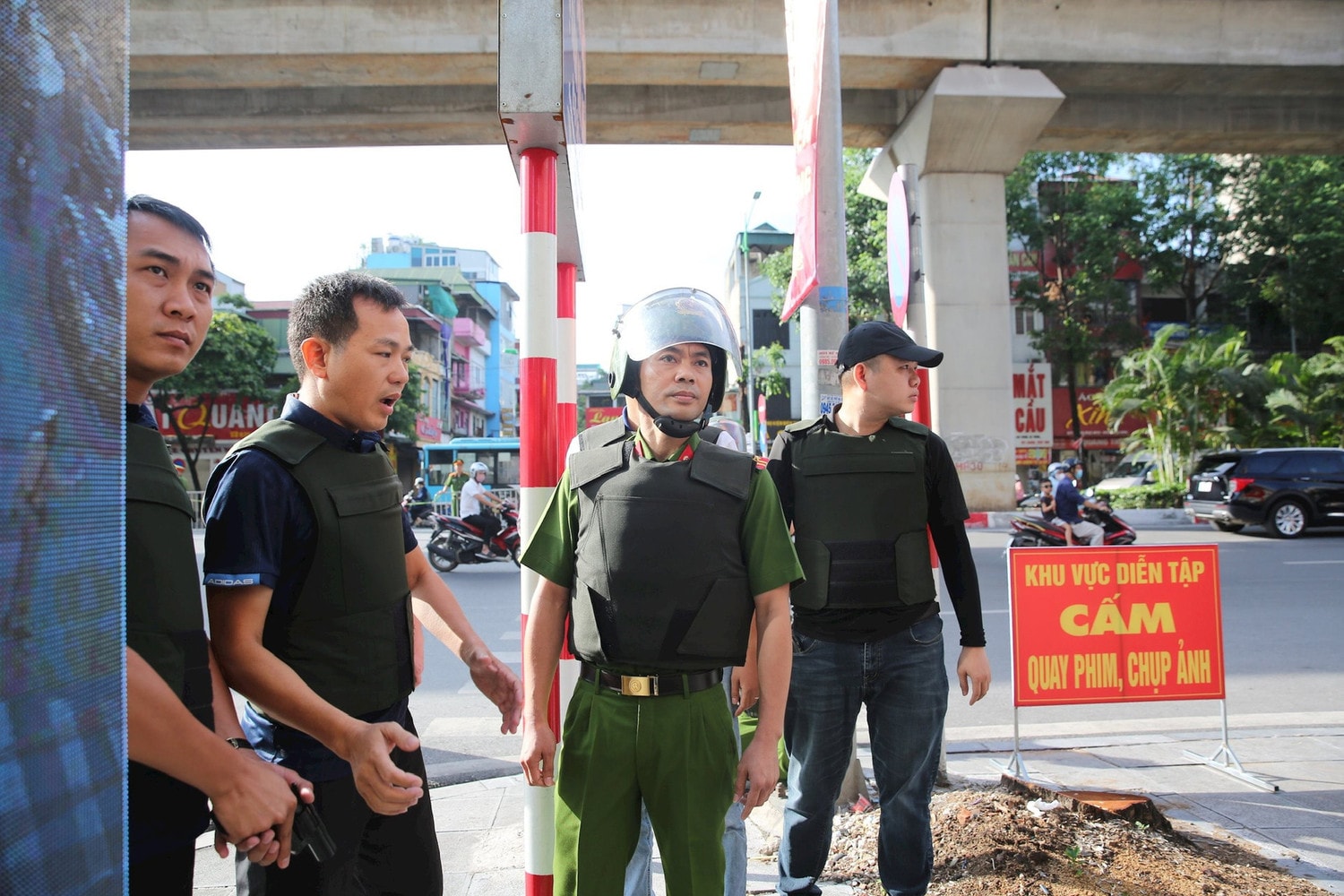 Diễn tập thực binh phòng ngừa tình huống cướp tiệm vàng, bắt cóc con tin -0