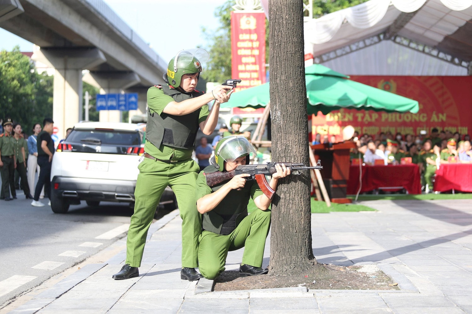 Diễn tập thực binh phòng ngừa tình huống cướp tiệm vàng, bắt cóc con tin -0