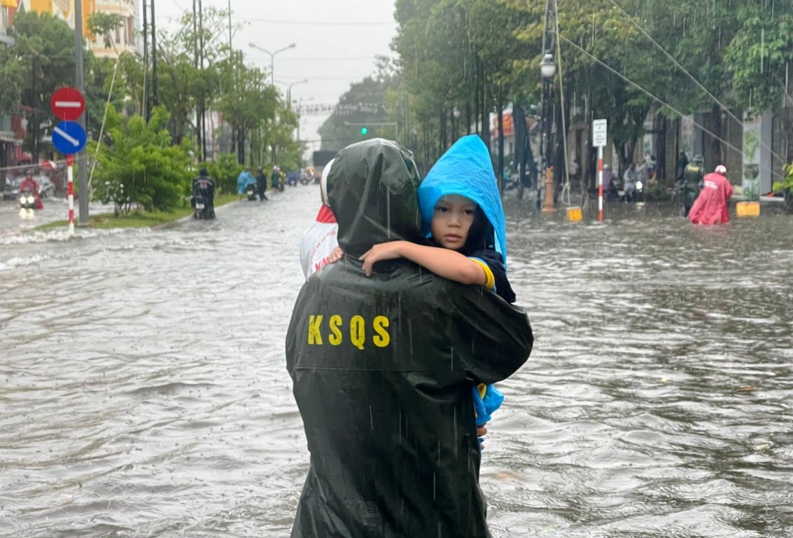 Nhiều tuyến đường thành phố biển Rạch Giá chìm sâu trong biển nước