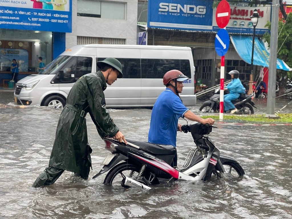 Nhiều tuyến đường thành phố biển Rạch Giá chìm sâu trong biển nước