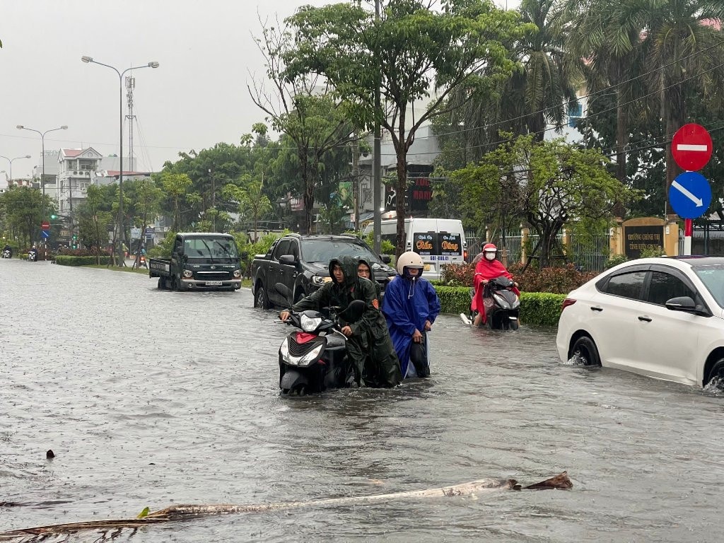 Nhiều tuyến đường thành phố biển Rạch Giá chìm sâu trong biển nước