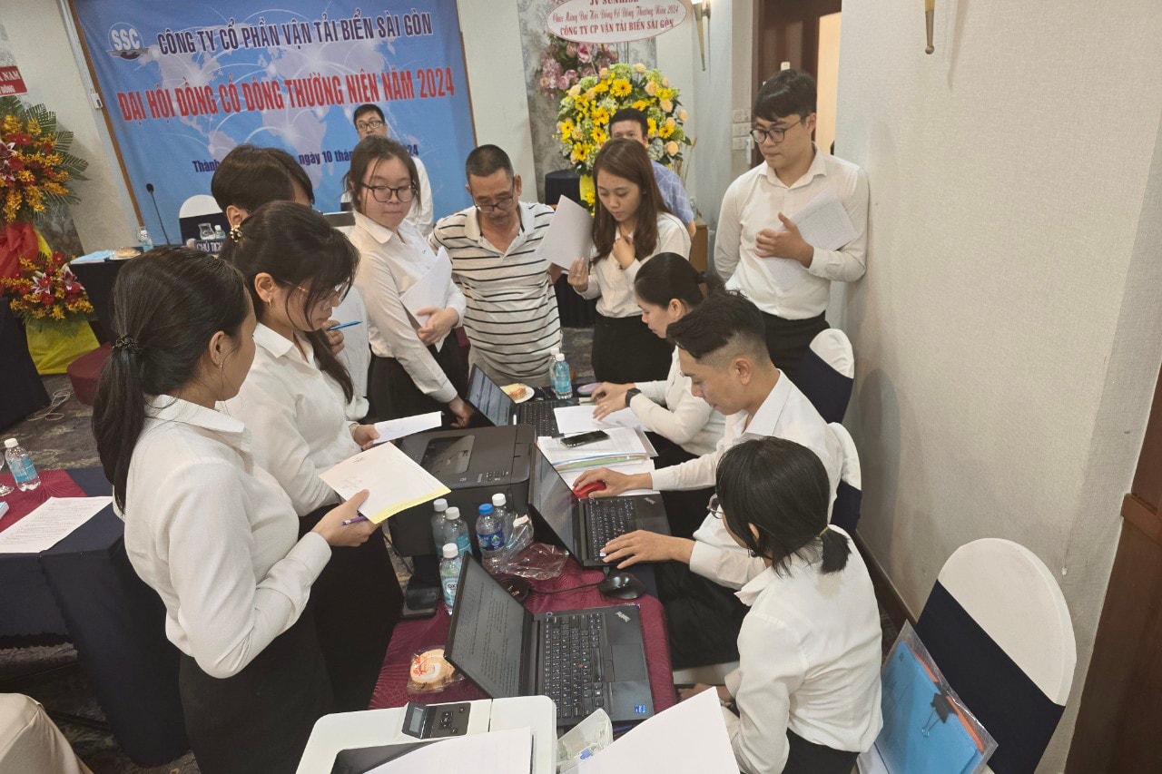 Bà Huỳnh Như Ý (thành viên HĐQT SSC, đại diện phần vốn của SAMCO tại SSC) vẫn cho tiếp tục bầu cử tại đại hội khi chỉ có 1 thành viên ban kiển phiếu thực hiện kiểm phiếu bầu