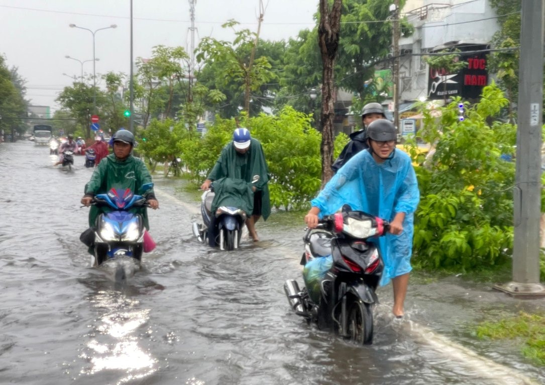 Nhiều tuyến đường thành phố biển Rạch Giá chìm sâu trong biển nước