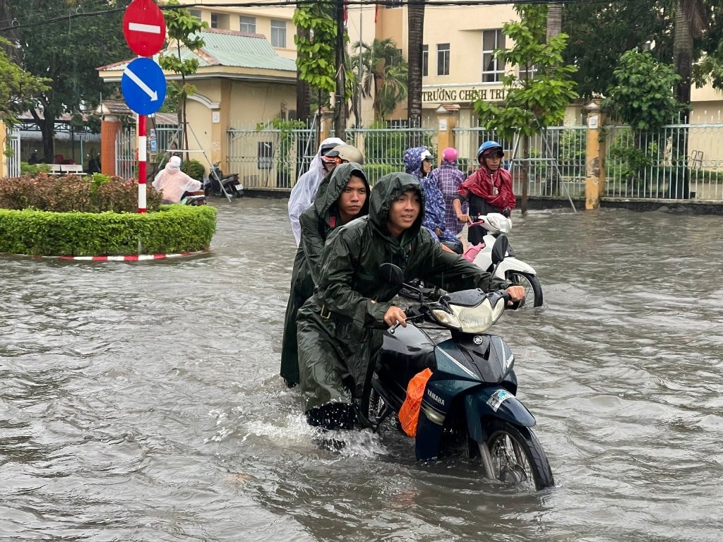 Nhiều tuyến đường thành phố biển Rạch Giá chìm sâu trong biển nước