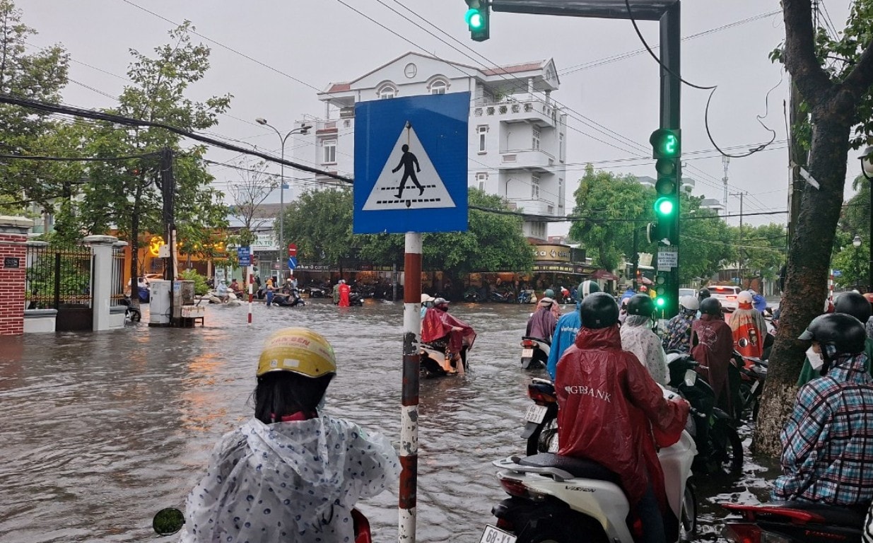 Nhiều tuyến đường thành phố biển Rạch Giá chìm sâu trong biển nước