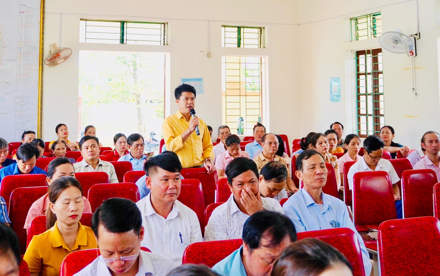 Cử tri xã Thanh Sơn (huyện Thanh Chương) phát biểu tại buổi TXCT trước Kỳ họp thứ 21, HĐND tỉnh Nghệ An Khóa XVIII. Ảnh Thu Nguyễn