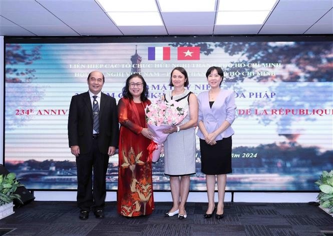 Representatives from HUFO and the Vietnam - France Friendship Association of HCMC congratulate Consul General of France in Ho Chi Minh City Emmanuelle Pavillon-Grosser at the gathering. (Photo: VNA) HCMC get-together marks France's National Day -0