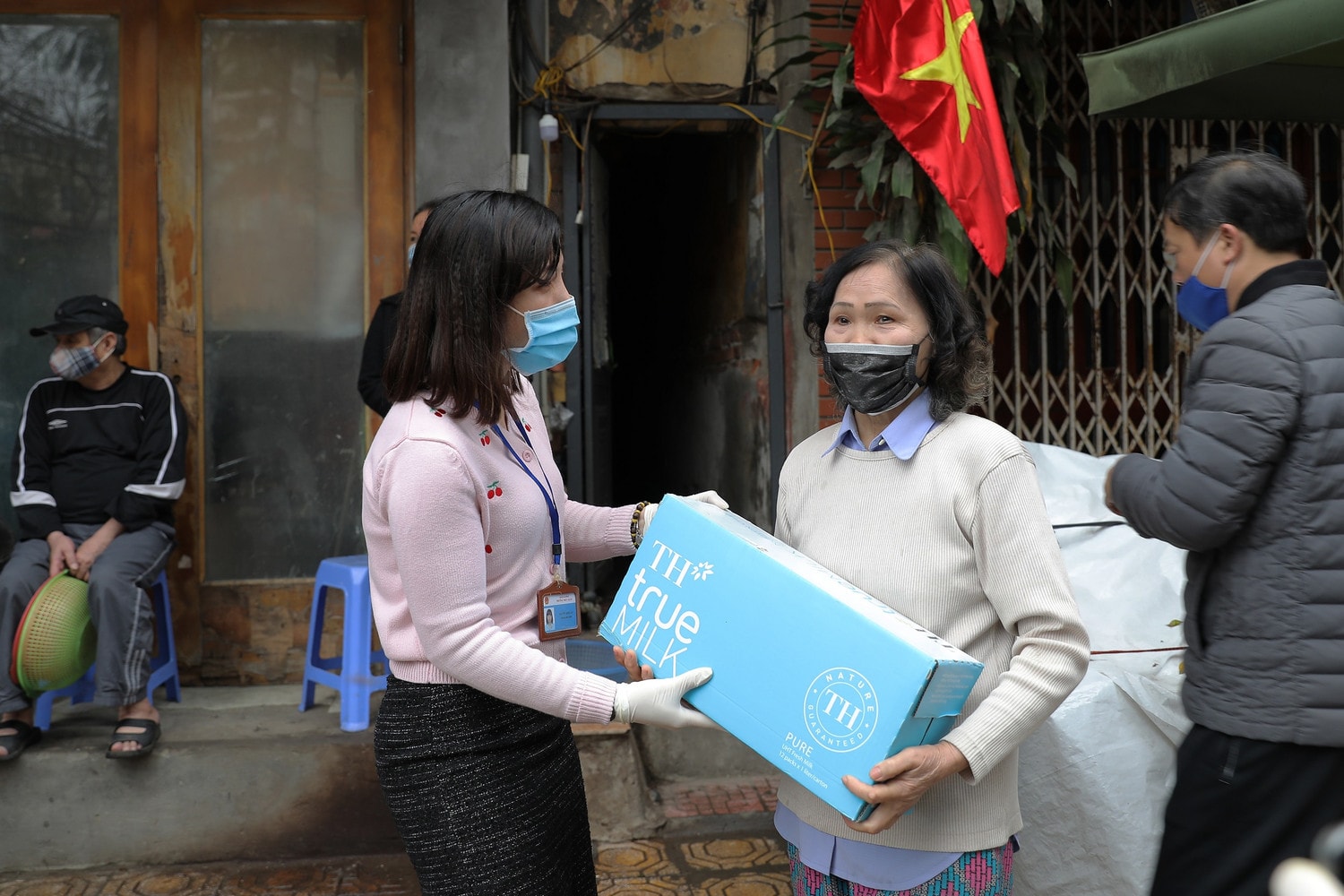 Công ty CP Thực phẩm Sữa TH đã đồng hành với Ủy ban Trung ương Mặt trận Tổ quốc Việt Nam ủng hộ tổng giá trị 108 tỷ đồng cho các hoạt động chống dịch Covid-19.