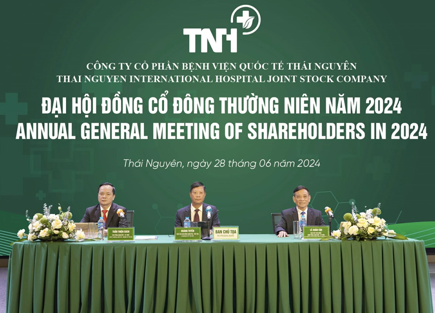Cổ phiếu trên đà tăng, trợ lý Chủ tịch Bệnh viện Quốc tế Thái Nguyên (TNH) chi bạo gom hàng, nhóm người nhà Chủ tịch đồng loạt bán ra -0