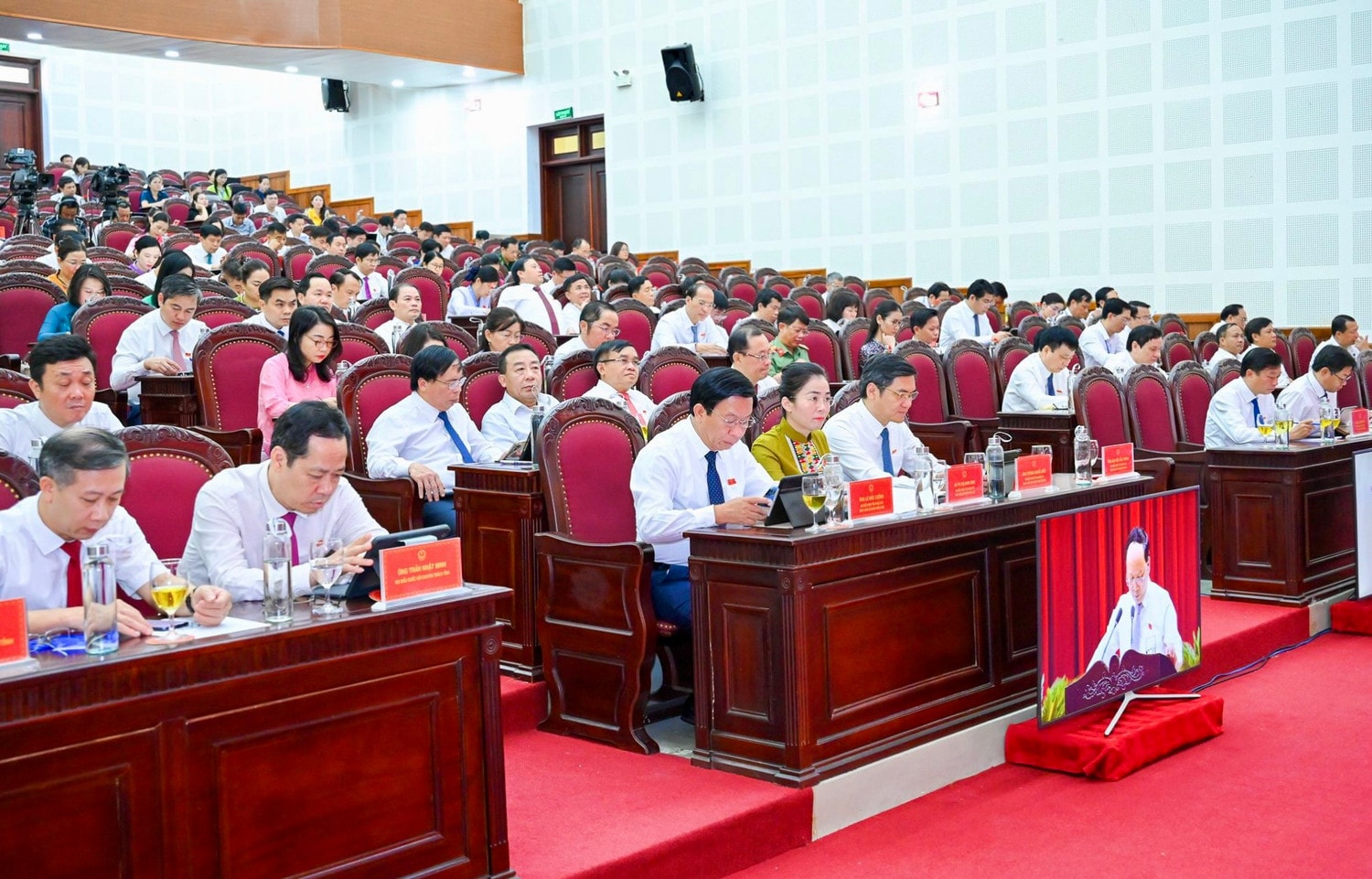 Các đại biểu tham dự Kỳ họp. Ảnh: T. Cường