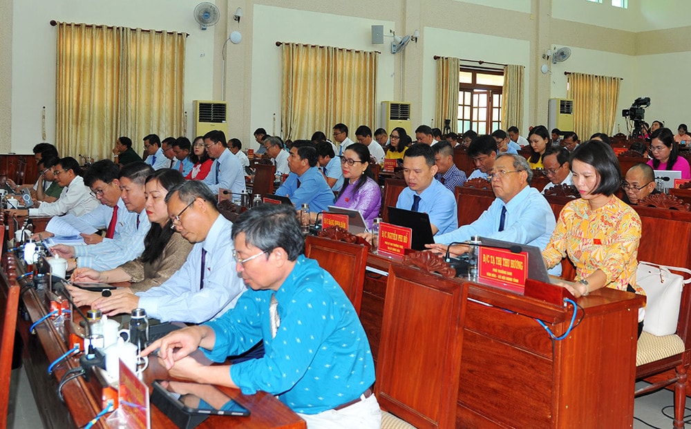 Các đại biểu HĐND tỉnh biểu quyết thông qua nghị quyết tại kỳ họp bằng hình thức bấm nút điện tử. Ảnh- ANH NGỌC