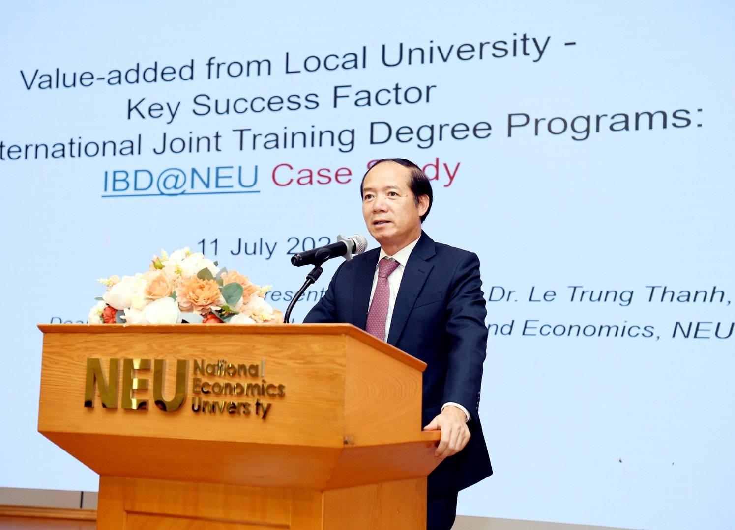 PGS.TS Lê Trung Thành, Viện trưởng Viện Đào tạo Quốc tế, Trường Đại học Kinh tế Quốc dân trình bày keynote “Giá trị gia tăng từ đối tác đại học trong nước: chìa khóa thành công cho chương trình liên kết đào tạo quốc tế - bài học từ chương trình IBD@NEU” Thành công của chương trình liên kết đào tạo quốc tế quyết định bởi giá trị gia tăng mà trường đại học nội địa tạo r -0